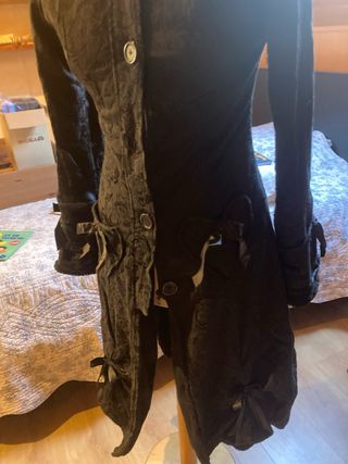 Abrigo negro invierno con lazos y capucha