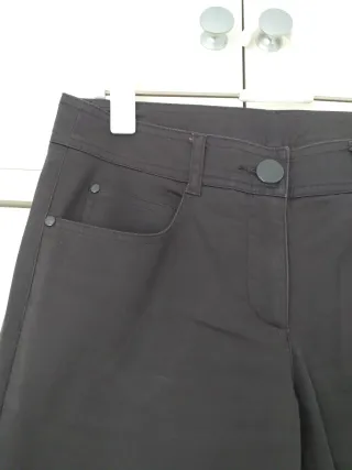 Pantalón mujer gris con bolsillos.