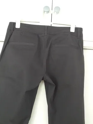 Pantalón mujer gris con bolsillos.