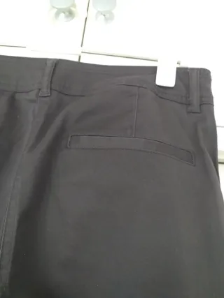 Pantalón mujer gris con bolsillos.