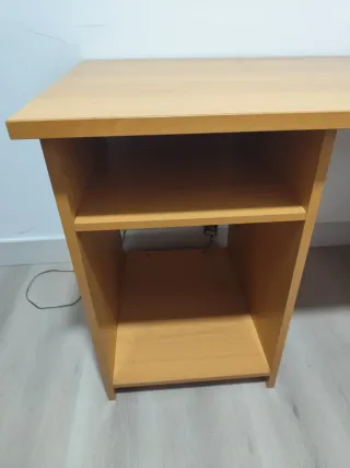 Escritorio de madera color miel