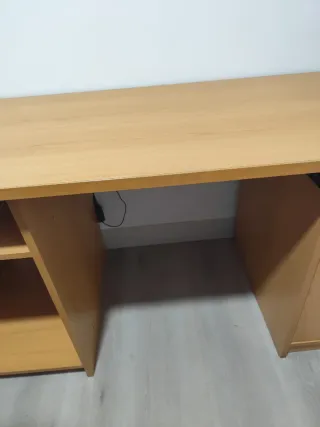 Escritorio de madera color miel