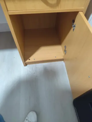 Escritorio de madera color miel