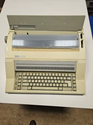 Máquina de escribir NAKAJIMA AE-560