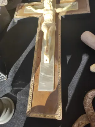 Crucifijo de madera y figura de Jesús