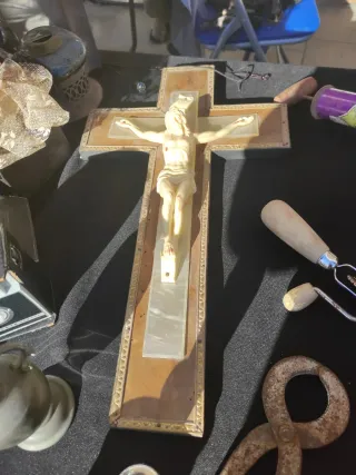 Crucifijo de madera y figura de Jesús