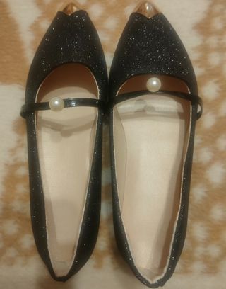 Zapatos negros brillantes con perla