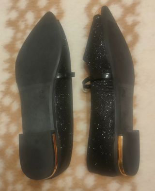 Zapatos negros brillantes con perla
