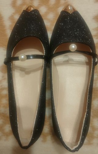 Zapatos negros brillantes con perla