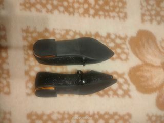 Zapatos negros brillantes con perla