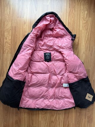 Chaqueta Puffer Stussy Negra y Rosa