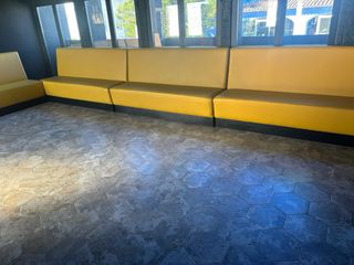 Sofá de restaurante amarillo