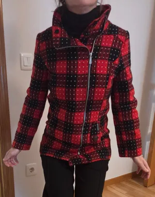 Chaqueta cuadros rojos y negros