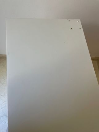 Mesita auxiliar blanca y roja