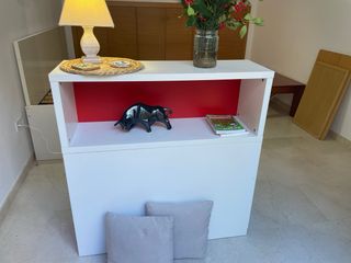 Mesita auxiliar blanca y roja