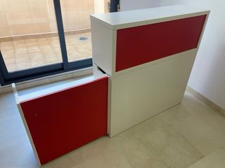 Mesita auxiliar blanca y roja