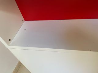 Mesita auxiliar blanca y roja