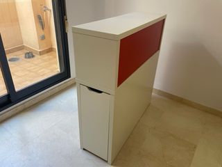 Mesita auxiliar blanca y roja