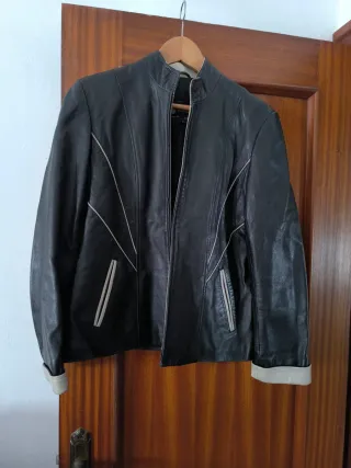 Chaqueta de cuero negra y blanca