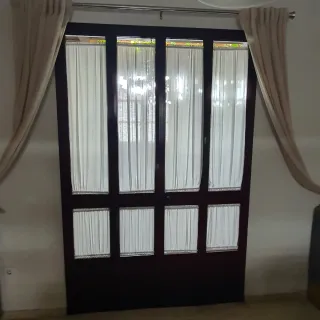 Cierre aluminio color burdeos.