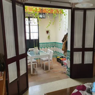 Cierre aluminio color burdeos.