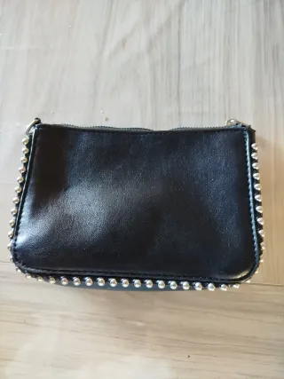 Bolsito de mano Stradivarius tachuelas