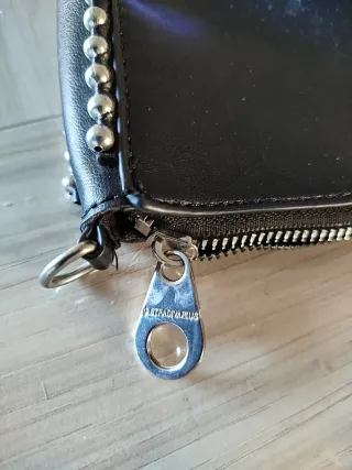 Bolsito de mano Stradivarius tachuelas