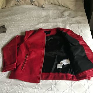 Cazadora Roja Cremallera y Bolsillos