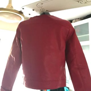 Cazadora Roja Cremallera y Bolsillos