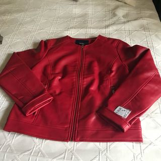 Cazadora Roja Cremallera y Bolsillos