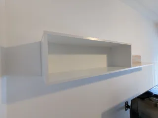 Mueble de salón blanco y madera