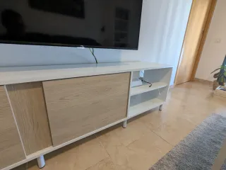 Mueble de salón blanco y madera