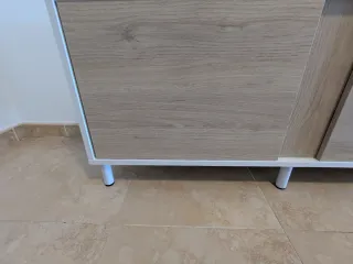 Mueble de salón blanco y madera