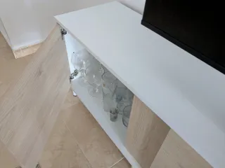 Mueble de salón blanco y madera