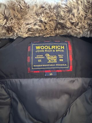 Parka Woolrich Negra con Forro de Pelo