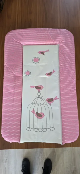Cambiador bebé rosa con estampado de pájaros