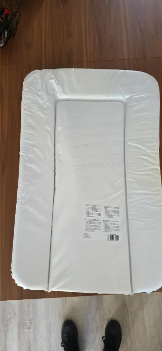 Cambiador bebé rosa con estampado de pájaros