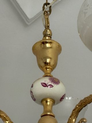 Lámpara de techo dorada y blanca