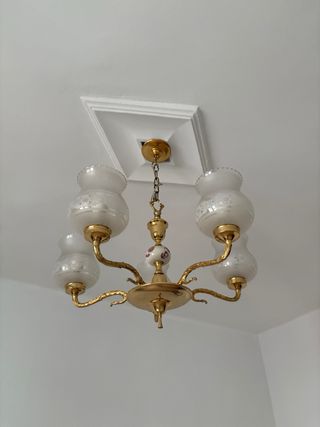 Lámpara de techo dorada y blanca