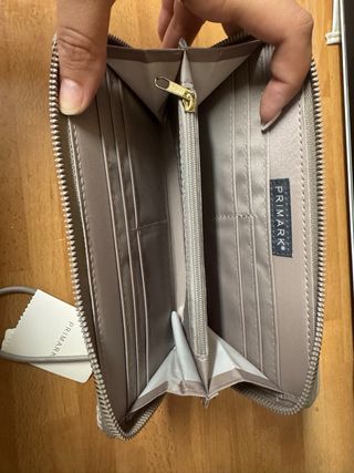 Monedero Primark Beige con Logo Dorado