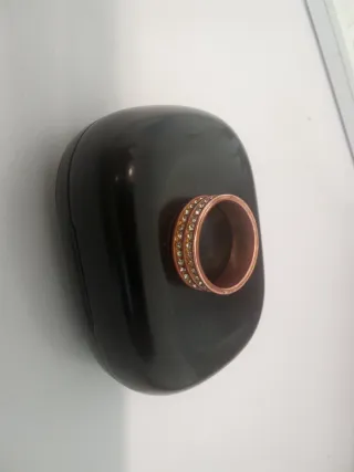 Anillo dorado con brillantes