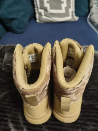 Botas de montaña beige sin usar