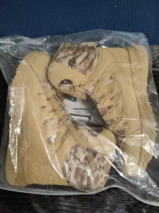 Botas de montaña beige sin usar