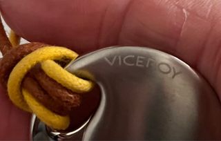 Colgante Viceroy con cordón marrón y amarillo