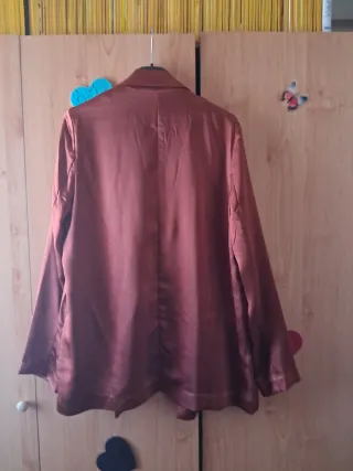Chaqueta de satén marrón
