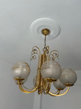 Lámpara de techo dorada y transparente