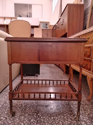 MESA AUXILIAR ANTIGUA CON RUEDAS