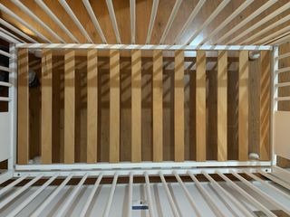 Cuna de madera con colchon y sabanas