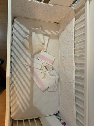 Cuna de madera con colchon y sabanas