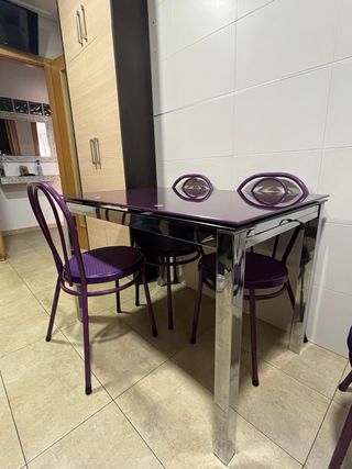 Mesa de cristal y sillas para comedor. Buen estado